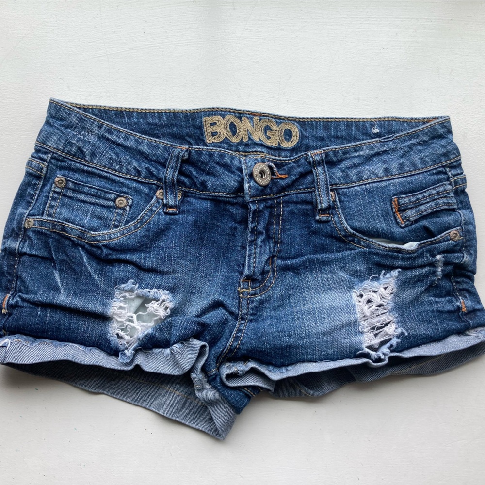 Bongo Medium Wash Distressed Jean Short Size 7.